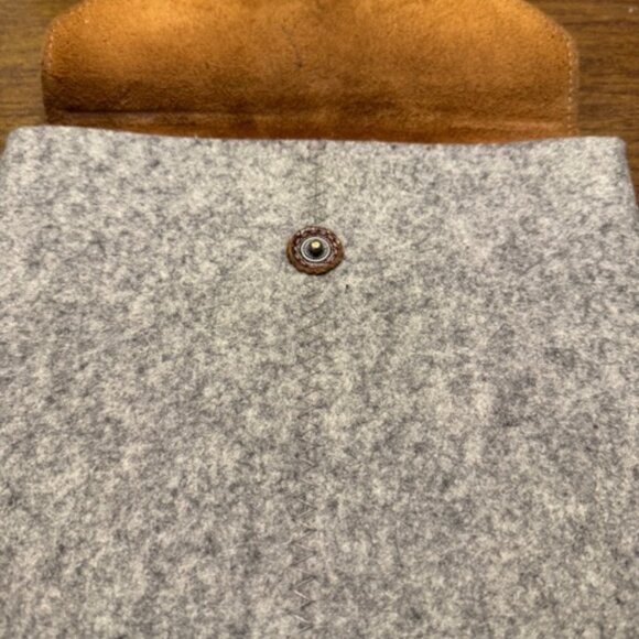 Gräf & Lantz brand felt and leather sleeve for iPad Pro 12.9 inch - Picture 4 of 4